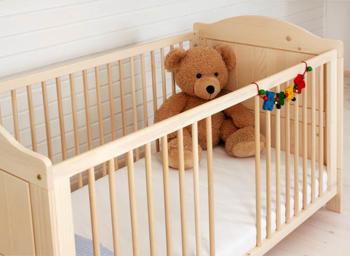 Babybett meist aus Massivholz