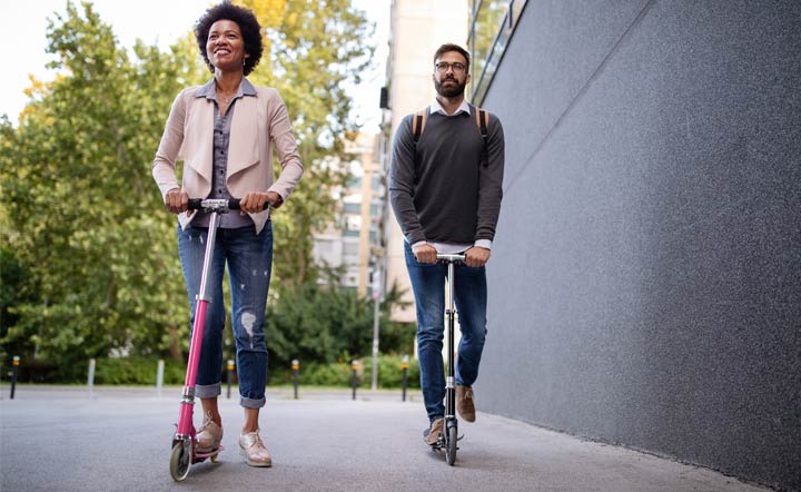 Fahrt mit dem Roller zur Arbeit