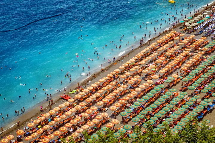 Massen an Touristen am Strand